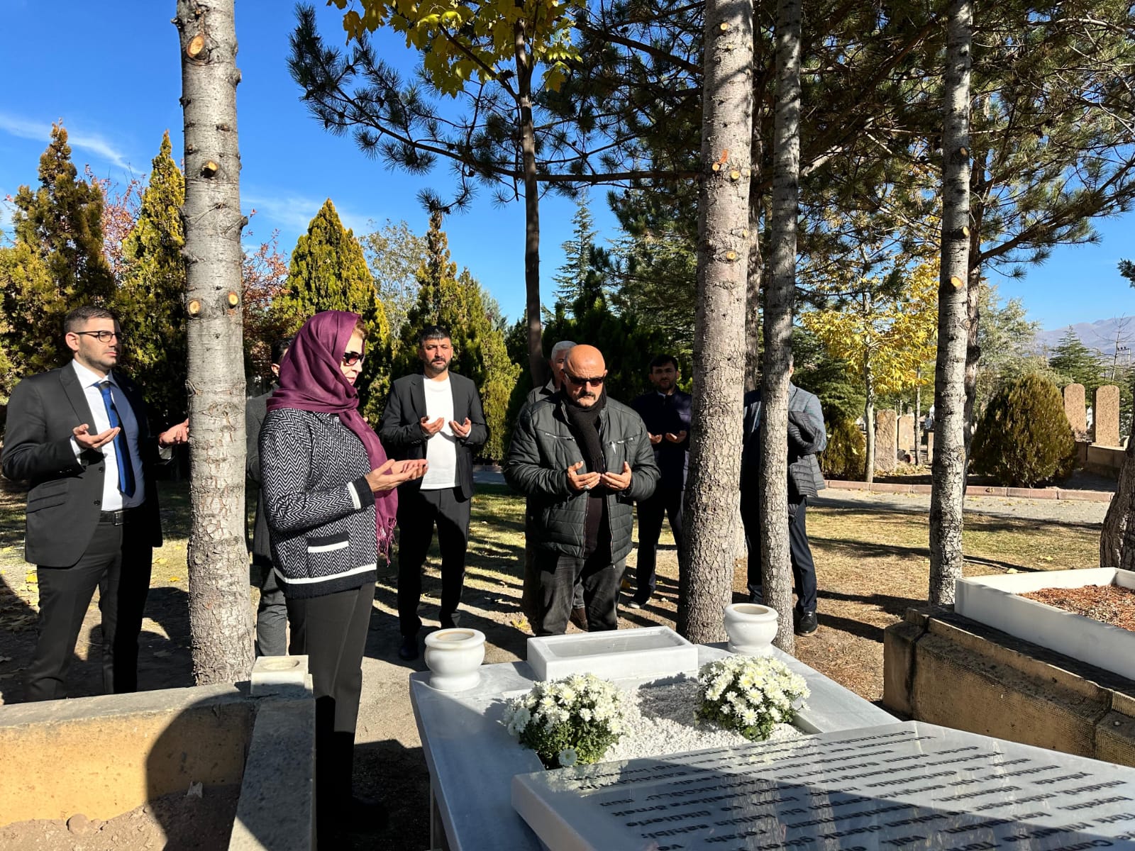 Azerbaycanlı Eğitim Müsteşarı Nesibova, Çakmakoğlu’nun kabrini ziyaret etti